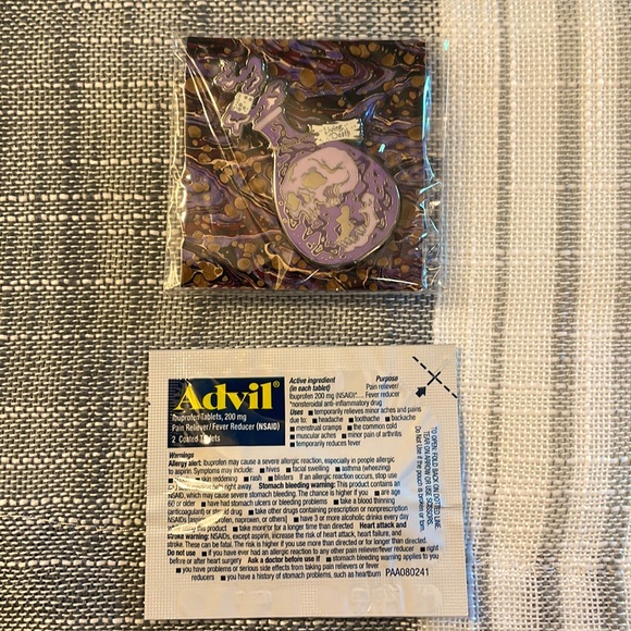 Harry Potter Living Death Potion Pin from Wizarding Trunk - Picture 3 of 3